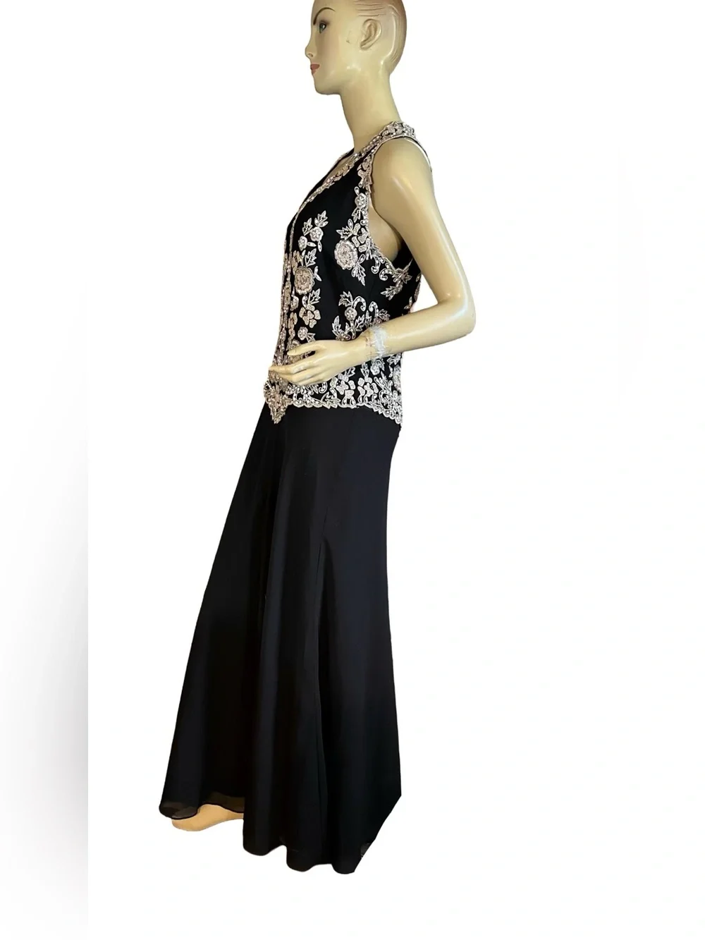 JKARA BLACK & CREAM BEADED BODICE W/BLACK CHIFFON SKIRT EVENING DRESS  (10)